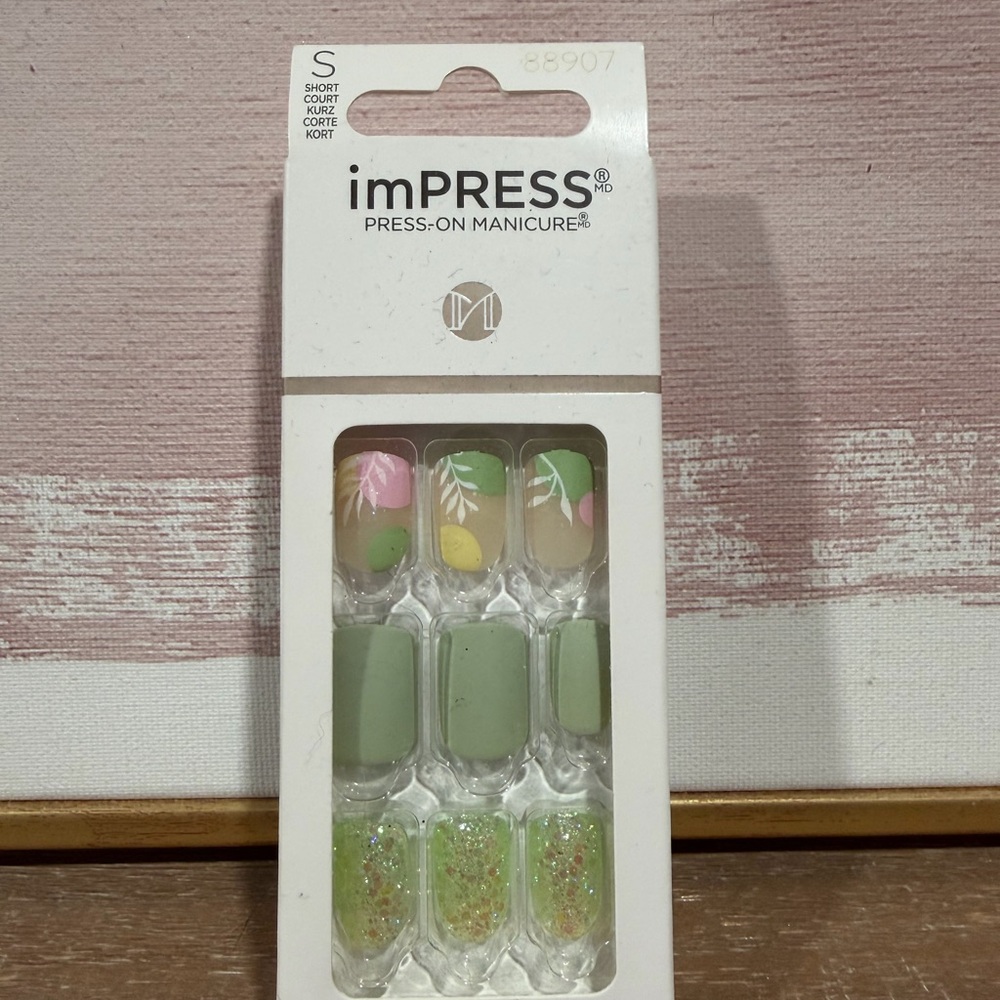 imPRESS Green and Gold Glitter Press-On Nails length short